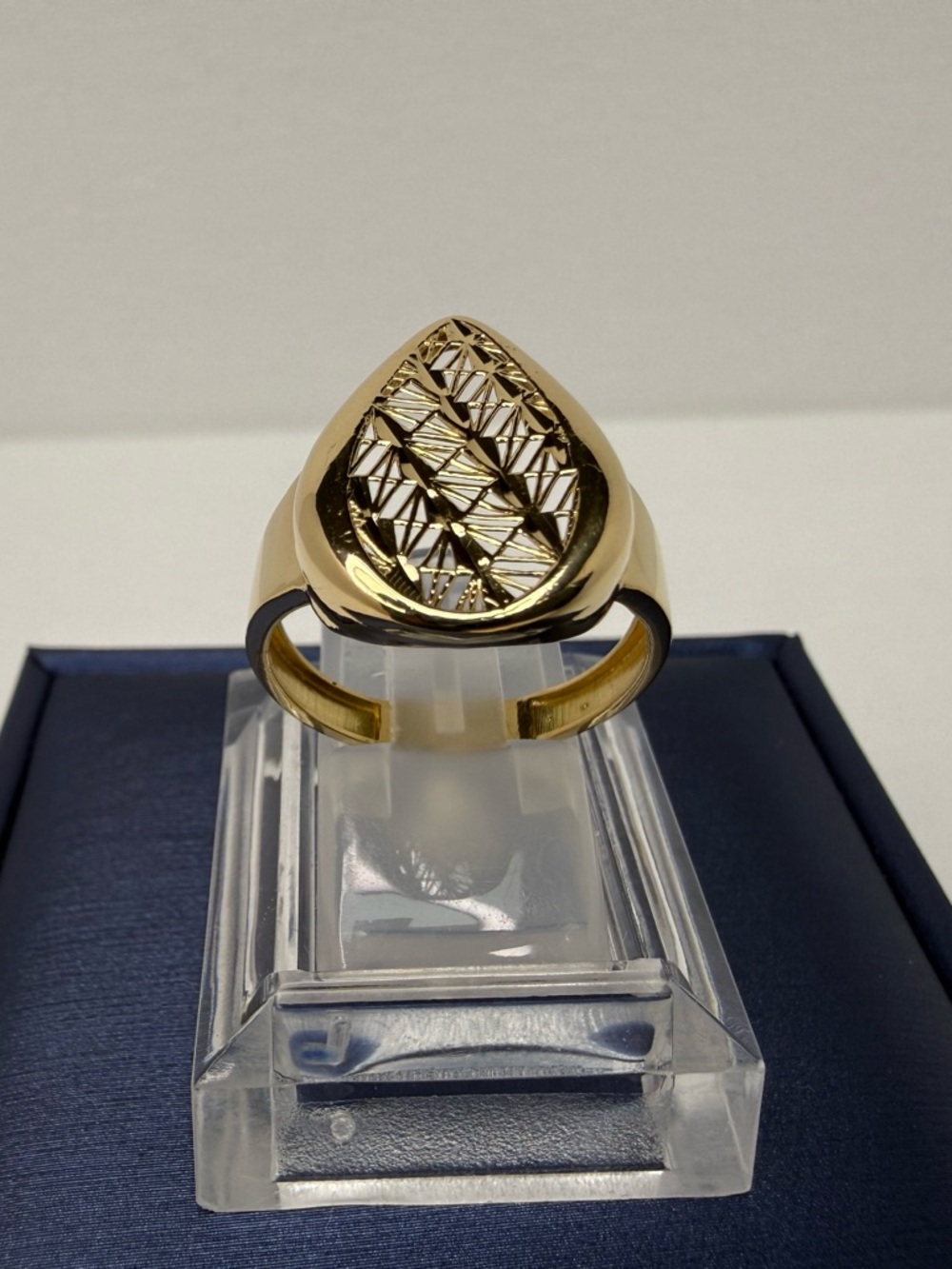 18K Genuine Gold Textured Teardrop Signet Ring (Preowned)